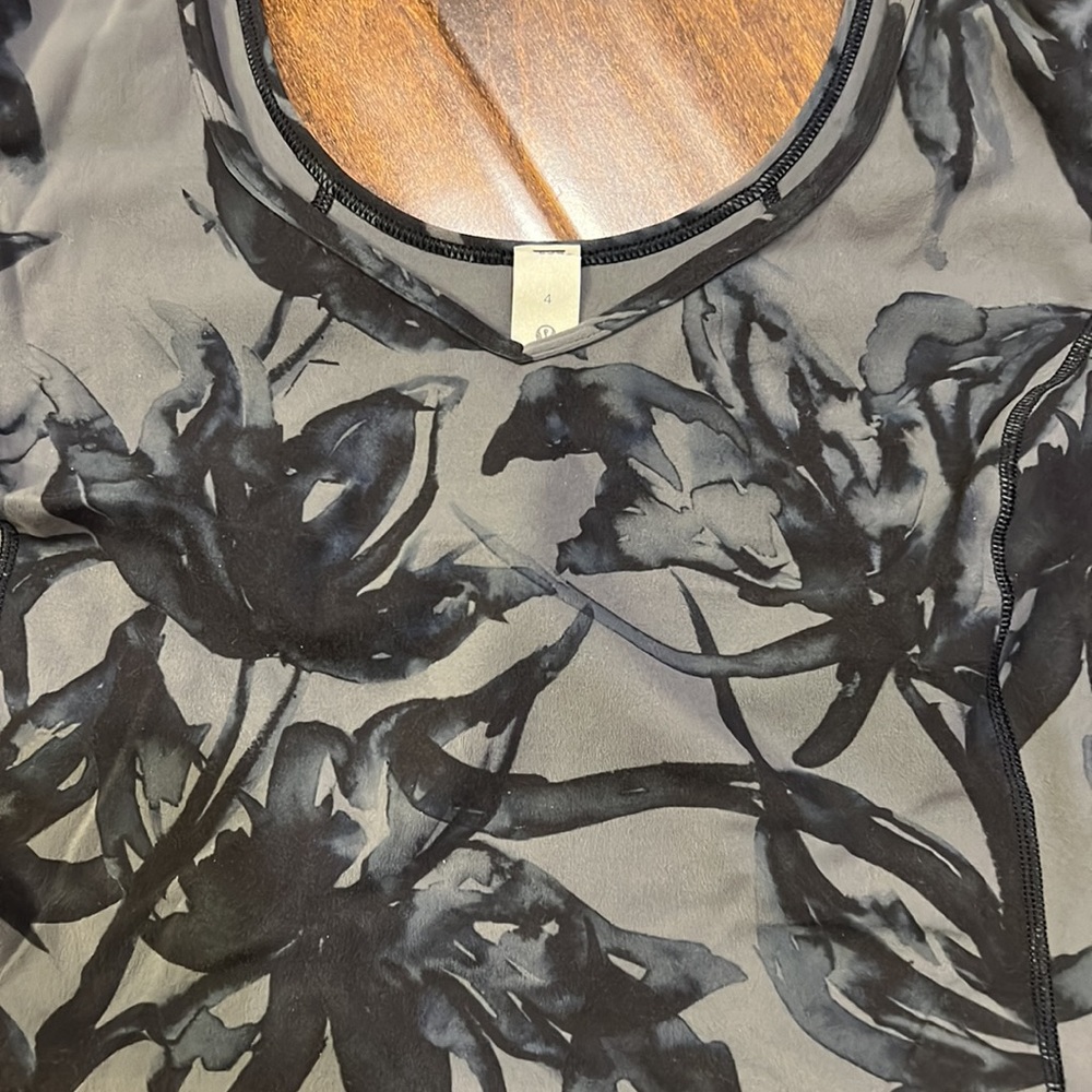 Lululemon tee - Picture 6 of 7